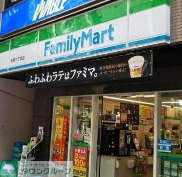 コンビニ　ファミリーマート外苑南青山二丁目店（コンビニ）まで590m