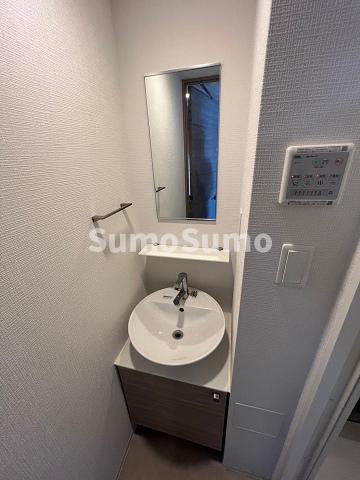 洗面設備　明るい洗面所です