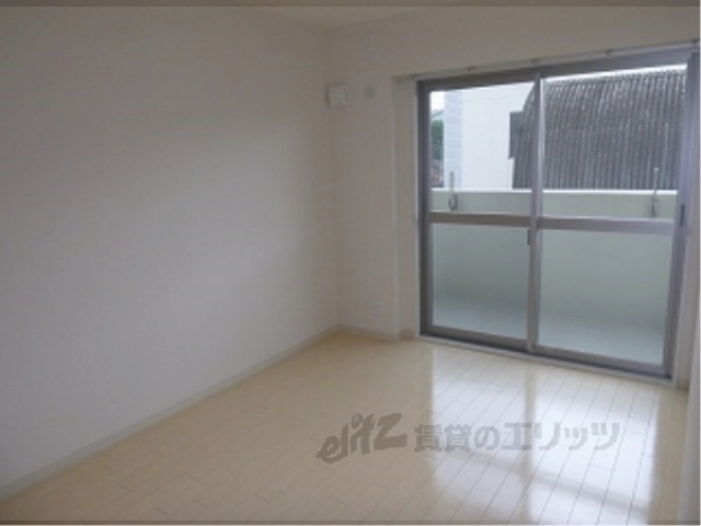 居室・リビング　台所横