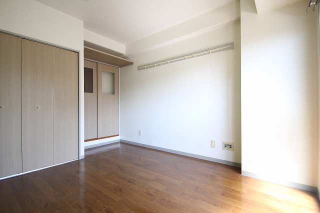 居室・リビング　同物件別室です。