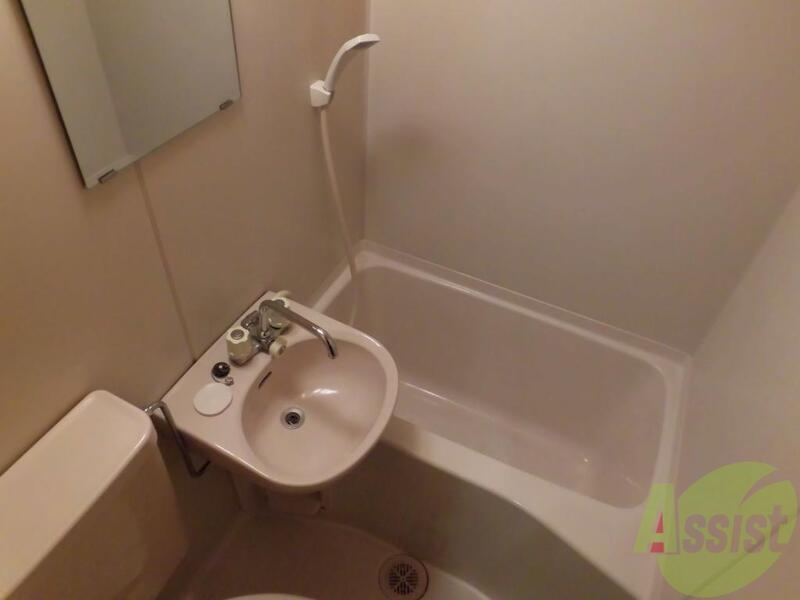 バス・シャワールーム　まっしろで清潔感あるお風呂