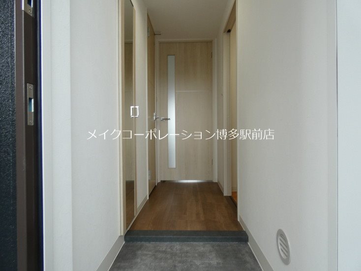 玄関　※フローリング色はフロアで異なります。