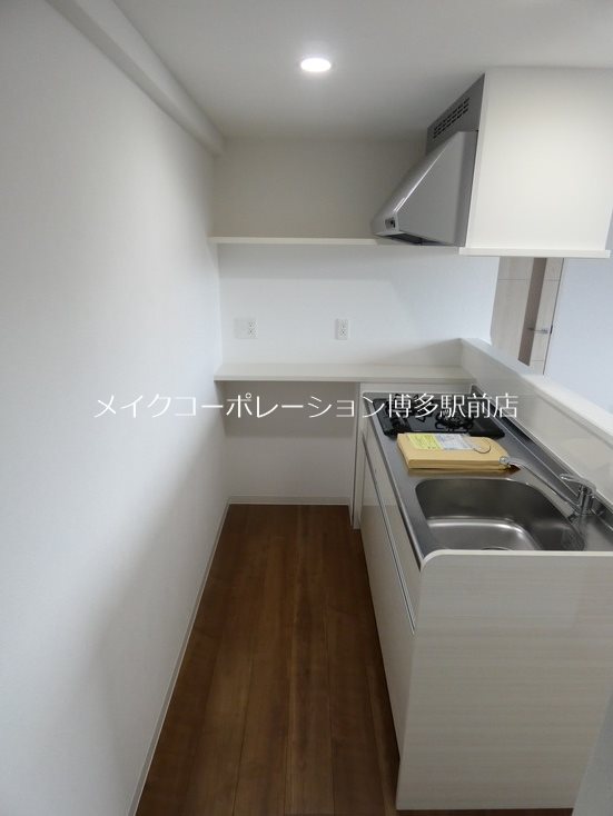 キッチン　※フローリング色はフロアで異なります。