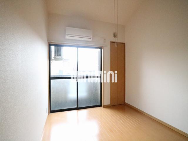 居室・リビング　エアコンつきの洋室です。