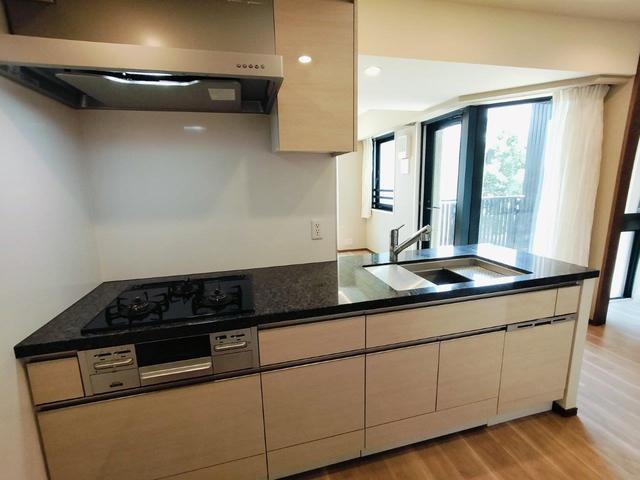 キッチン　食洗機　３口ガスコンロ　浄水器