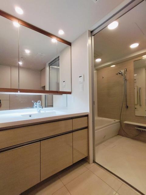 洗面設備　３面鏡洗面台