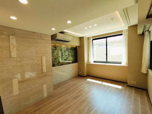 居室・リビング　ＬＤ　壁に天然大理石・箔ガラス、床暖房