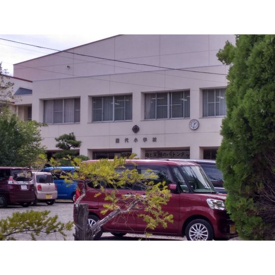 小学校　千曲市立屋代小学校（小学校）まで981m