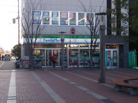 コンビニ　ファミリーマート 南草津駅前店（コンビニ）まで823m