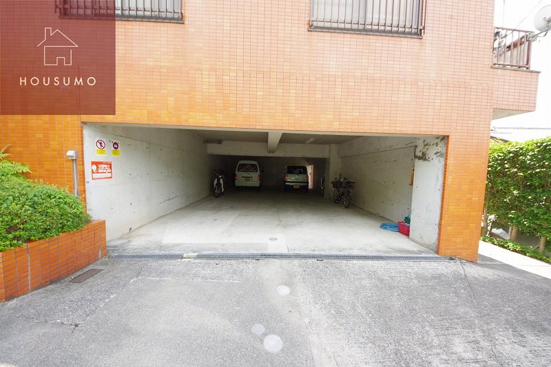 駐車場　駐車場に車を止められます