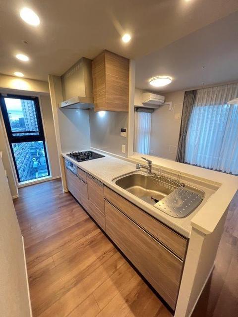 キッチン　システムキッチン（３口ガスコンログリル付