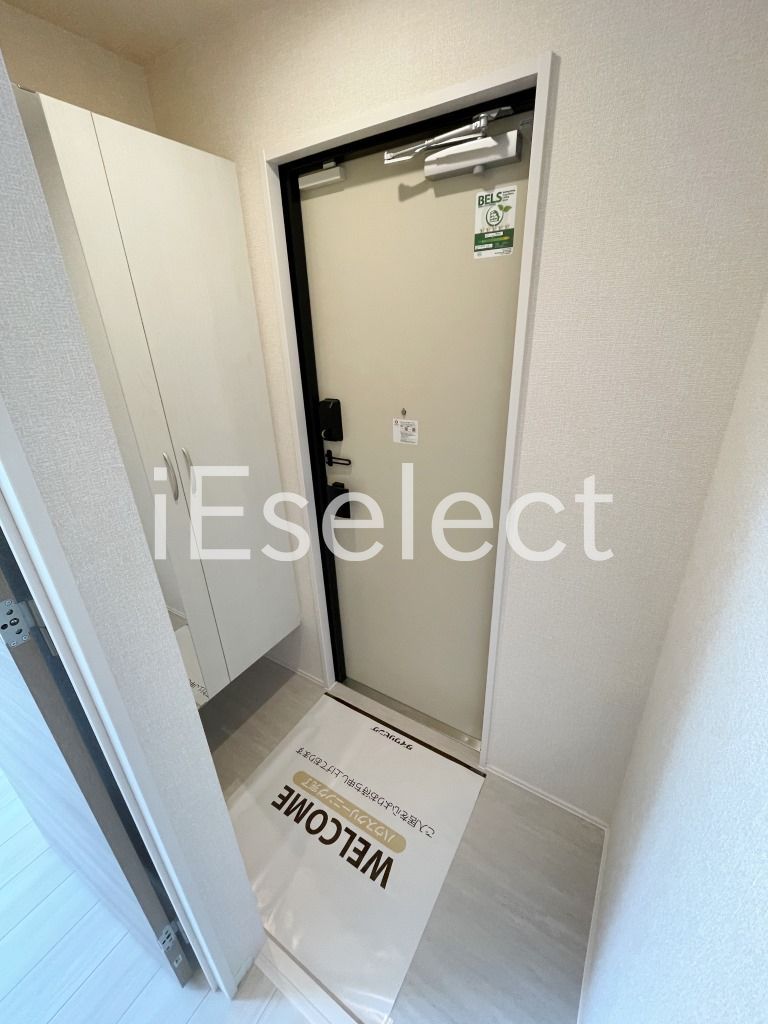 玄関　大きな玄関収納付きの玄関です