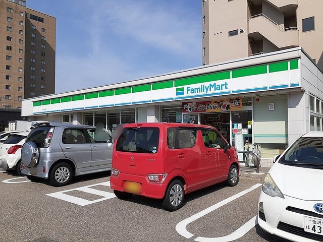 コンビニ　ファミリーマート金沢橋場町店（コンビニ）まで180m
