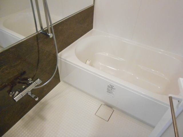 バス・シャワールーム　バスルームは１４１８サイズの浴槽で広々です