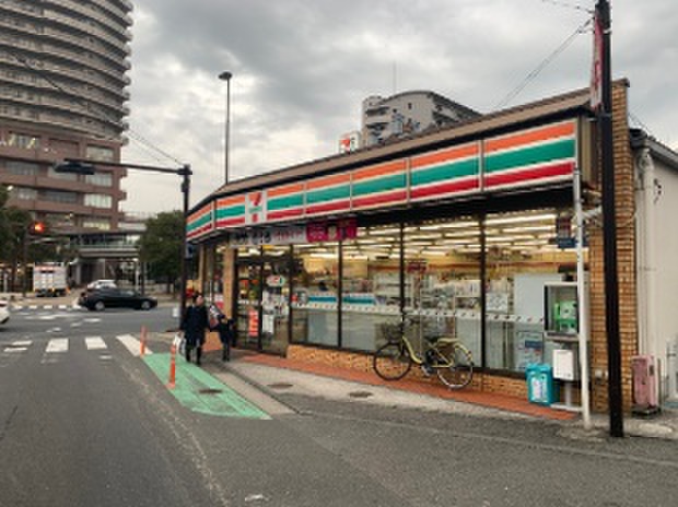 コンビニ　セブンイレブン（コンビニ）まで977m