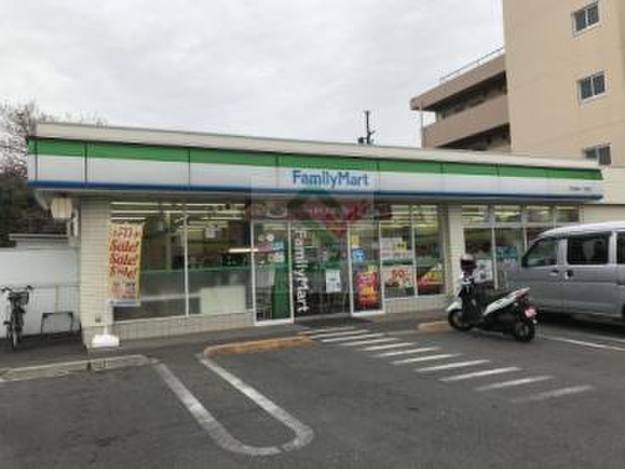 コンビニ　ファミリーマート（コンビニ）まで574m