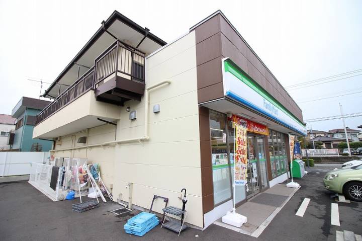 コンビニ　ファミリーマート（コンビニ）まで573m