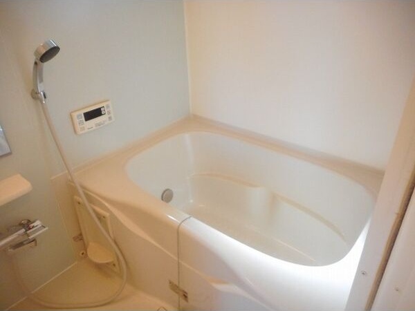 バス・シャワールーム　コンパクトで使いやすいお風呂です