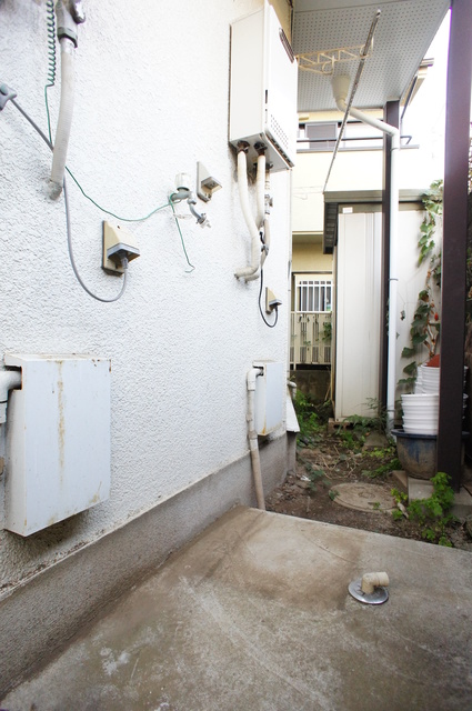 その他　洗濯機置場が室外にあるのでお部屋を広々お使いいただけます。