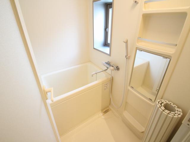 バス・シャワールーム　窓があり通気性のあるお風呂