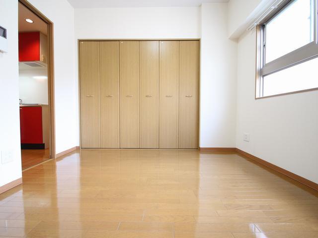 居室・リビング　南に窓があり日当たり良好