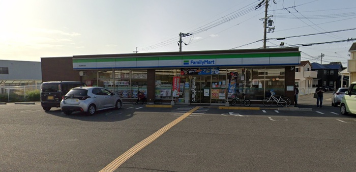 コンビニ　ファミリーマート（コンビニ）まで1100m
