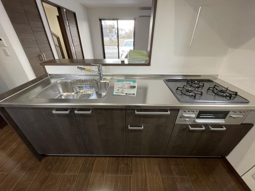 キッチン　写真はガスコンロですが実物は3口IHコンロに変わってます。