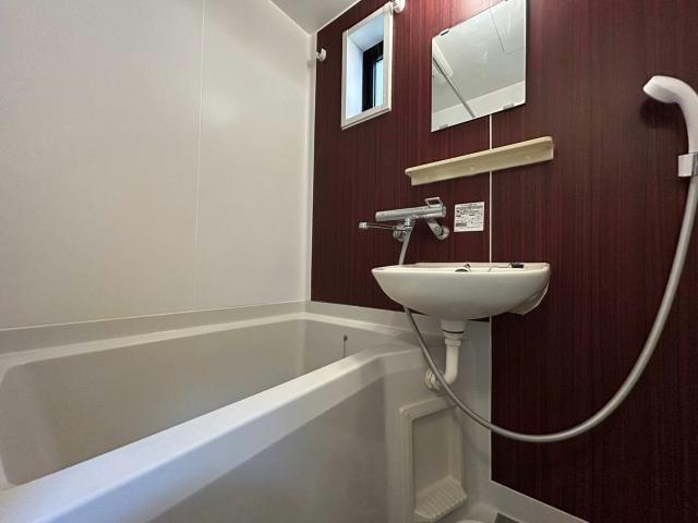 バス・シャワールーム　浴室に窓が付いています