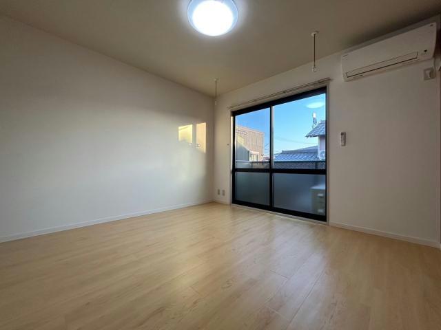 居室・リビング　照明ありの洋室！