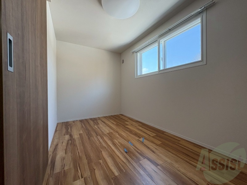 その他部屋・スペース　こちらのお部屋は光が差し込む、温かみのあるお部屋です。