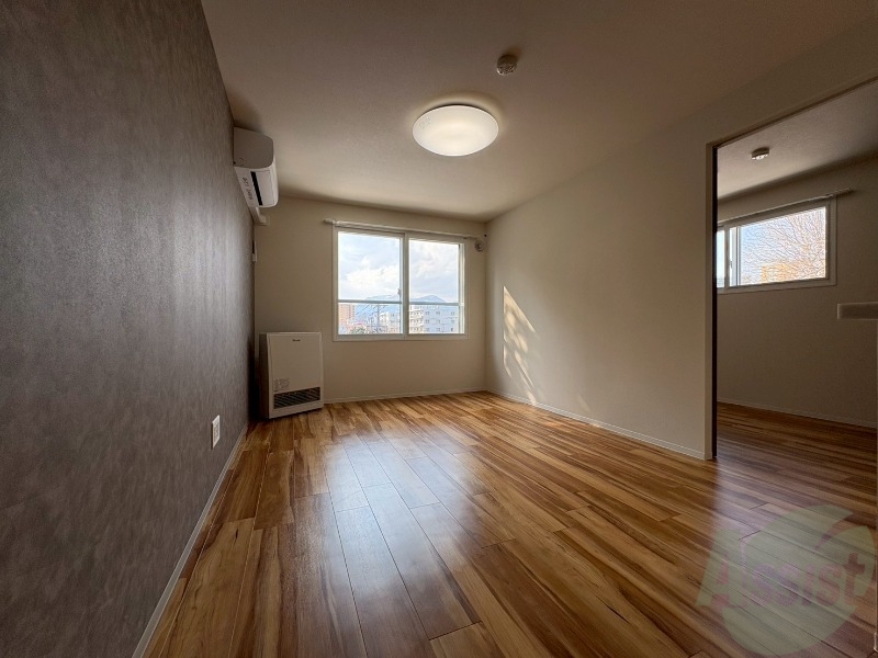 居室・リビング　エアコン付きで快適なリビングになっております！