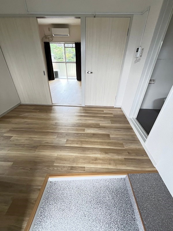 玄関　お写真は以前のものになります。