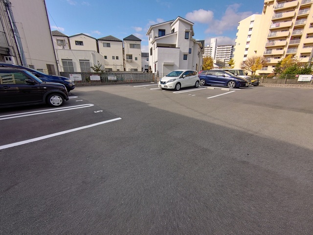 駐車場　敷地内の広々とした駐車場です。
