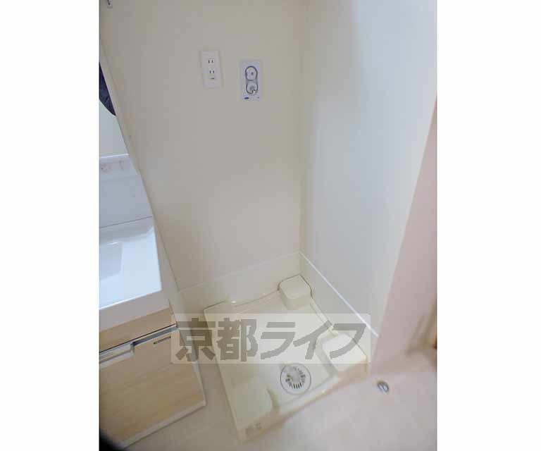 その他設備　洗濯機置場は脱衣場にあります。