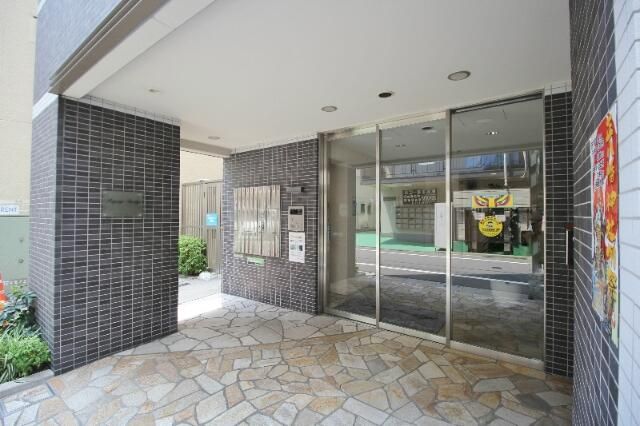 エントランス　落ち着いたエントランスです