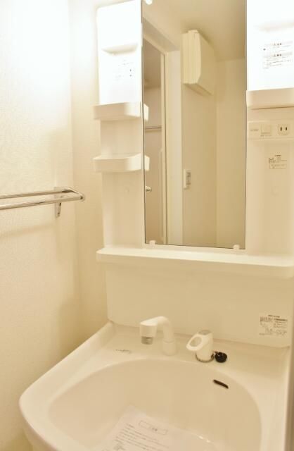 洗面設備　ゆったりとスペースのある洗面所