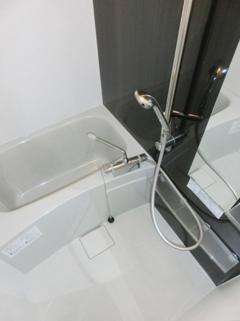 バス・シャワールーム　バスルームです