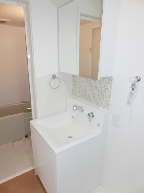 洗面設備　きれいな洗面台です