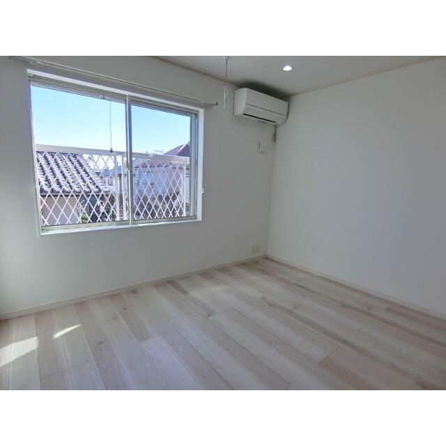 居室・リビング　白が基調の明るい室内！広々！