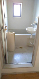 バス・シャワールーム　コンパクトで使いやすいお風呂です