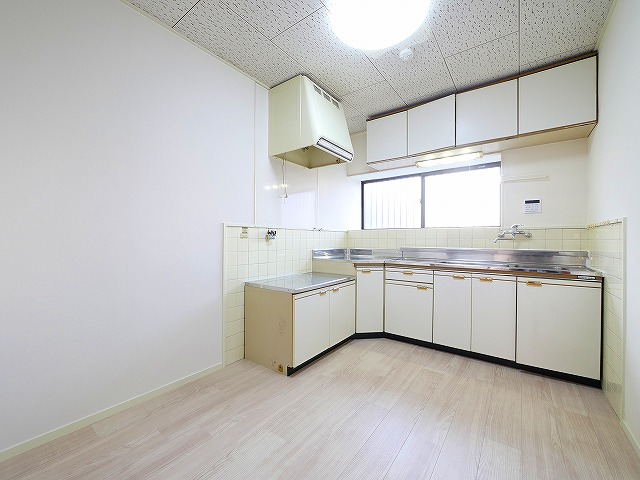 キッチン　こちらの居間で趣味の時間をお楽しみください