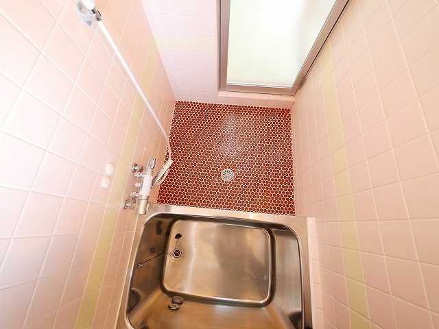 バス・シャワールーム　落ち着いた空間のお風呂です