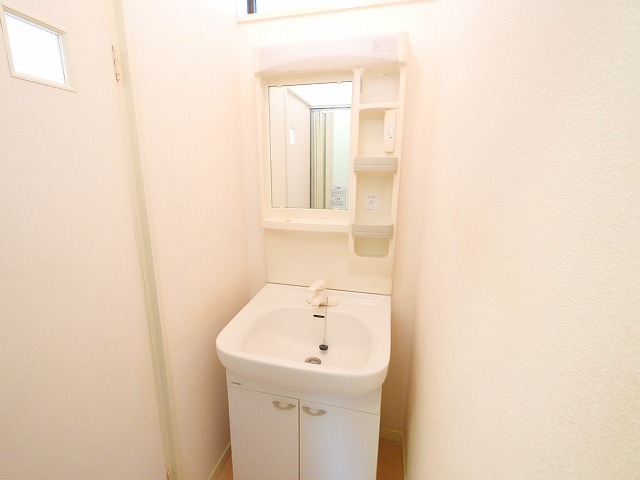 洗面設備　ゆったりとスペースのある洗面所