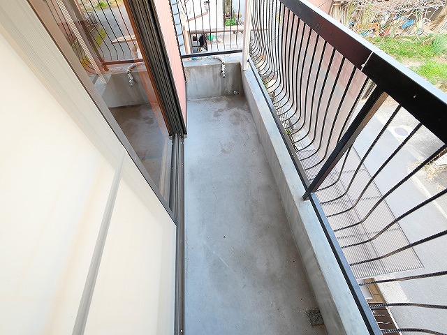 バルコニー　お洗濯にも便利なバルコニー付き