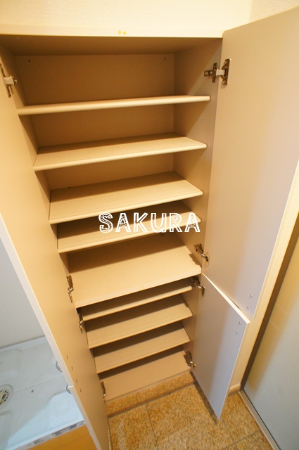 玄関　収納豊富なシューズボックスです♪