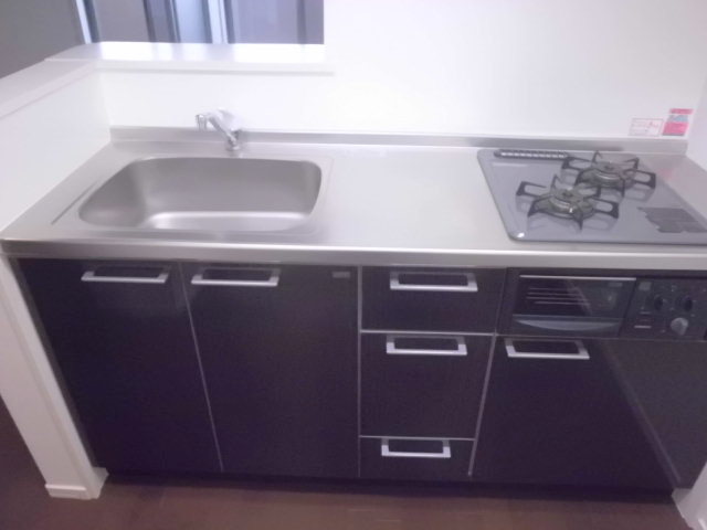 キッチン　人気のある対面式グリル付ガス２口システムキッチン