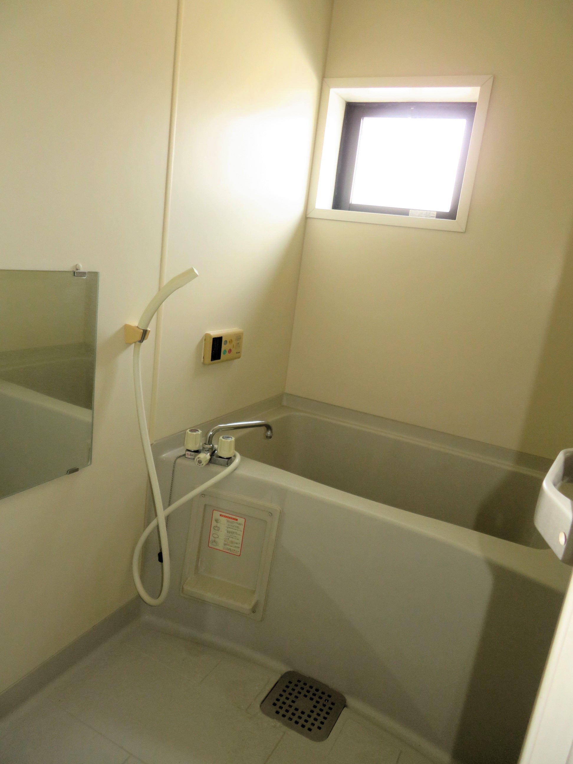 バス・シャワールーム　追い焚き付き！窓もあり換気できます。