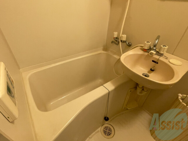 バス・シャワールーム　お風呂は狭すぎないのでゆっくりとシャワーを浴びれます。