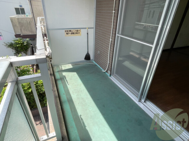 バルコニー　バルコニーは南向きで洗濯物もバッチリ干せます。