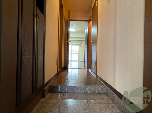 玄関　玄関から撮影しました。奥まで広い空間が広がっています。